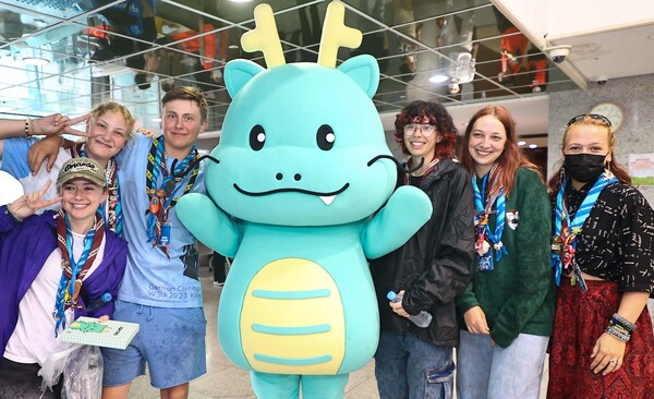 잼버리 대원들이 용인특례시 공식 캐릭터 조아용과 기념촬영을 하고 있다./ 용인특례시 제공