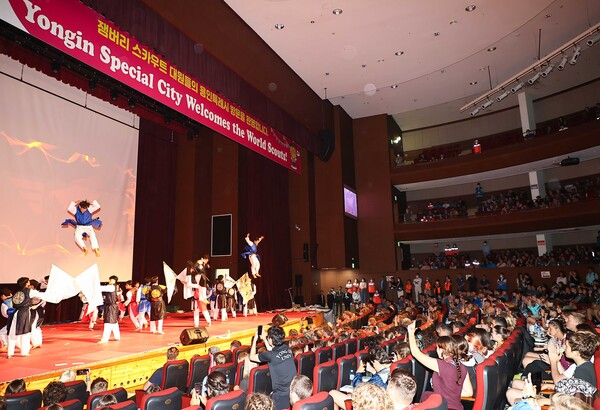 잼버리 대원들이 지난 10일 명지대 60주년 기념 채플관에서 열린 공연을 즐겁게 관람하고 있다./ 용인특례시 제공