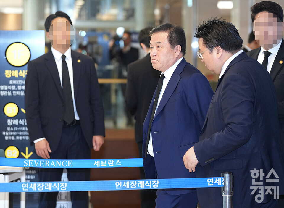 16일 오후 윤석열 대통령의 부친 고 윤기중 연세대 명예교수의 빈소가 마련된 서울 서대문구 신촌세브란스병원 장례식장에 조문객들이 입장하고 있다. 이진복 대통령실 정무수석이 이동하고 있다. /최대성 기자 dpdaesung@sporbiz.co.kr 2023.08.16.