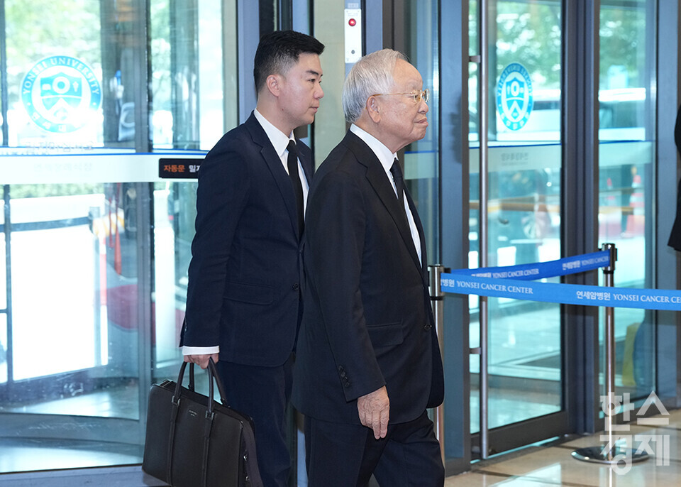 16일 오후 윤석열 대통령의 부친 고 윤기중 연세대 명예교수의 빈소가 마련된 서울 서대문구 신촌세브란스병원 장례식장에 조문객들이 입장하고 있다.  송경식 한국경영자총협회장이 이동하고 있다. /최대성 기자 dpdaesung@sporbiz.co.kr 2023.08.16.