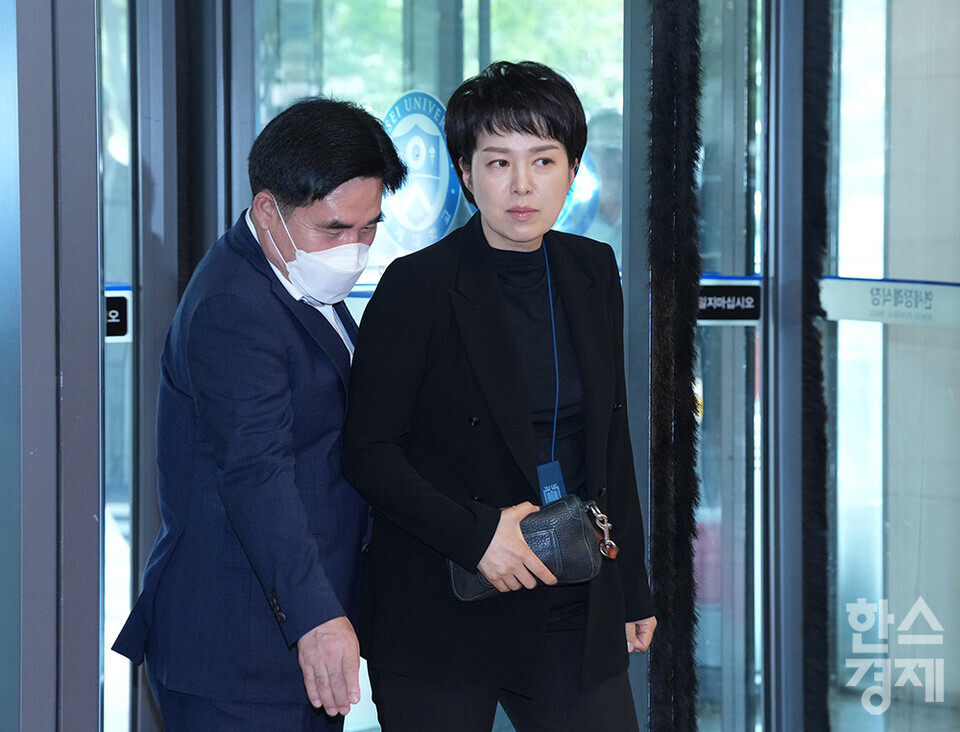 16일 오후 윤석열 대통령의 부친 고 윤기중 연세대 명예교수의 빈소가 마련된 서울 서대문구 신촌세브란스병원 장례식장에 조문객들이 입장하고 있다. 김은혜 대통령실 홍보수석이 이동하고 있다. /최대성 기자 dpdaesung@sporbiz.co.kr 2023.08.16.