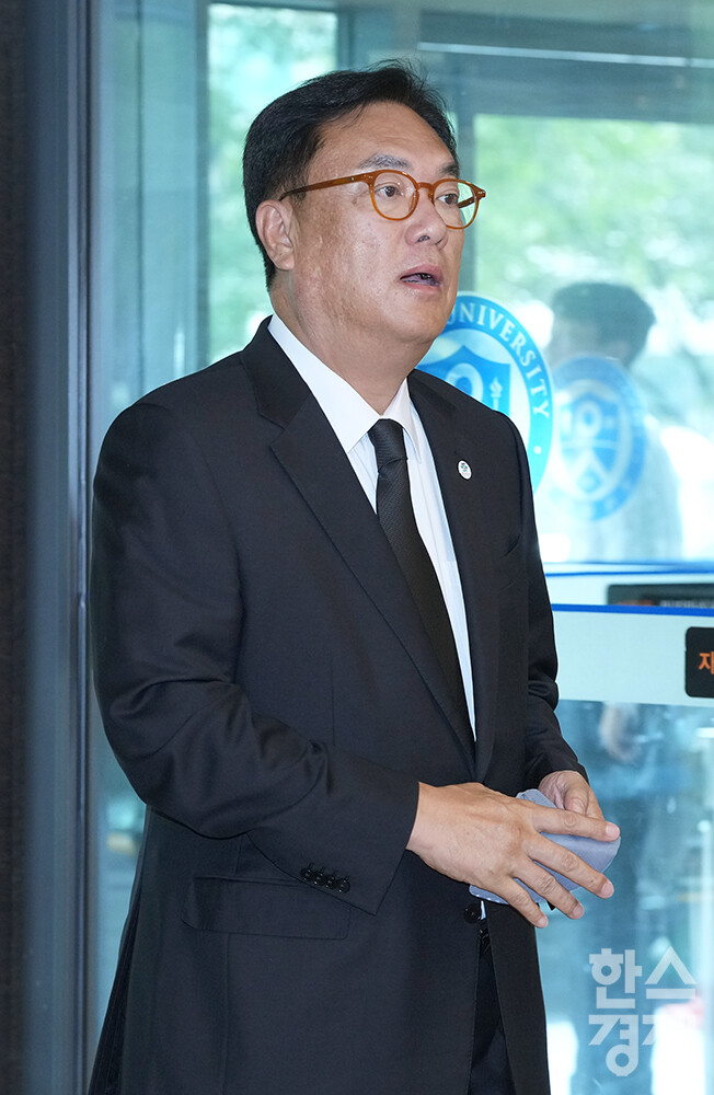 16일 오후 윤석열 대통령의 부친 고 윤기중 연세대 명예교수의 빈소가 마련된 서울 서대문구 신촌세브란스병원 장례식장에 조문객들이 입장하고 있다.  정진석 국민의힘 국회의원이 이동하고 있다. /최대성 기자 dpdaesung@sporbiz.co.kr 2023.08.16.