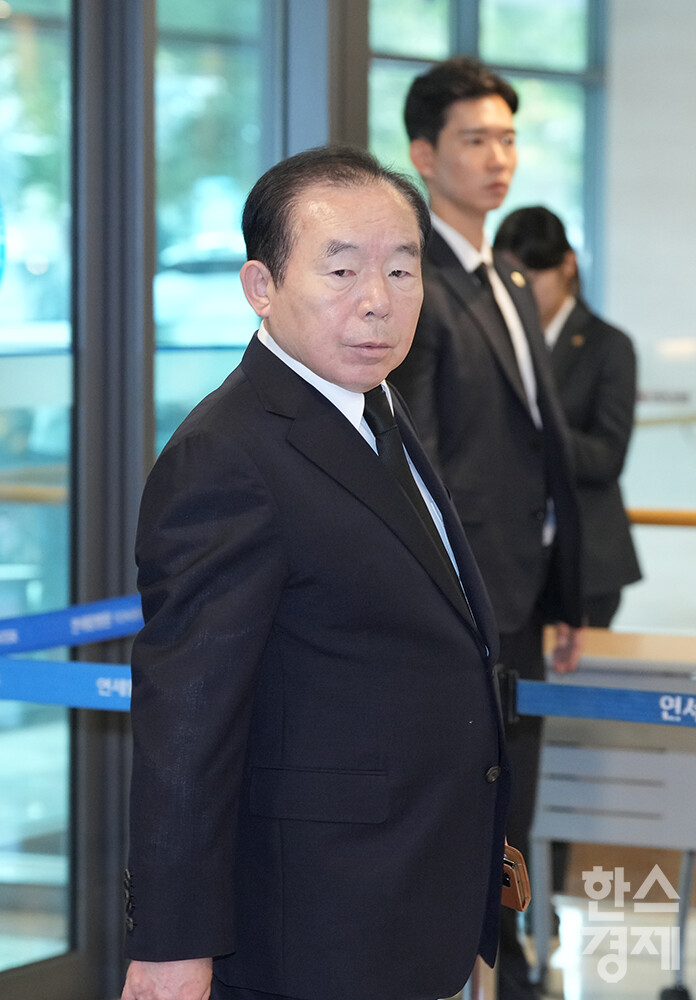 16일 오후 윤석열 대통령의 부친 고 윤기중 연세대 명예교수의 빈소가 마련된 서울 서대문구 신촌세브란스병원 장례식장에 조문객들이 입장하고 있다. 이인제 전 국회의원이 이동하고 있다. /최대성 기자 dpdaesung@sporbiz.co.kr 2023.08.16.