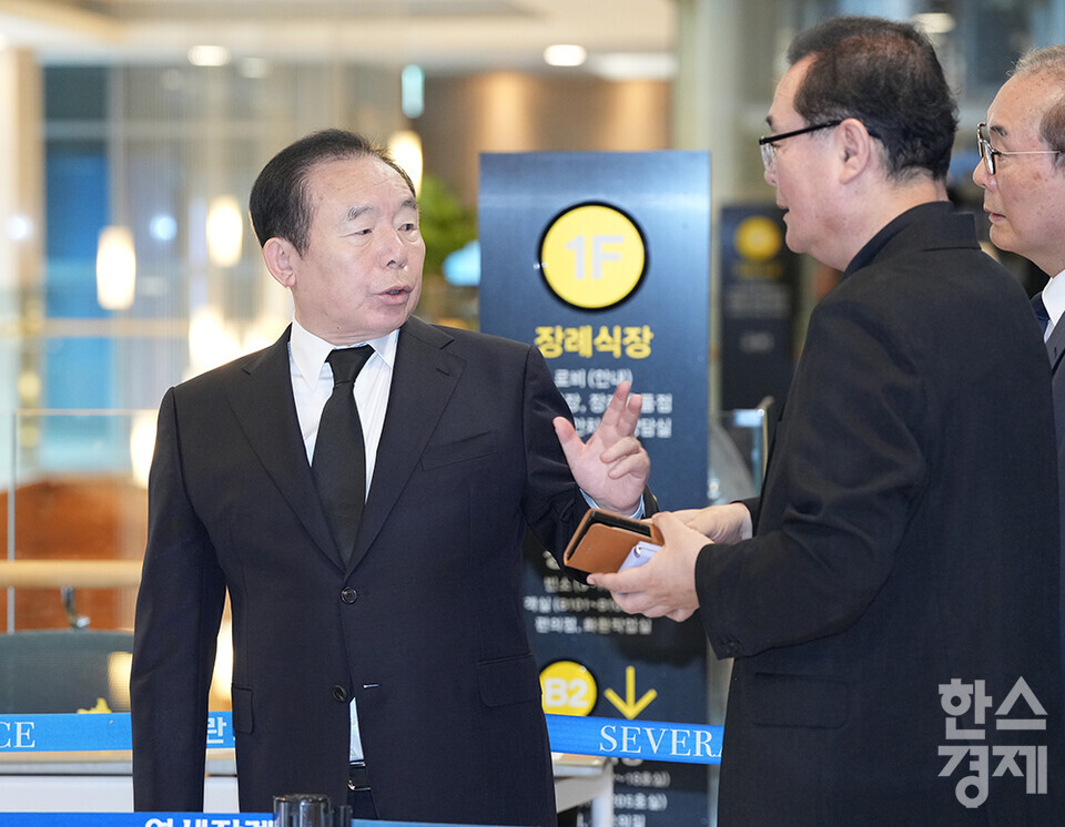 16일 오후 윤석열 대통령의 부친 고 윤기중 연세대 명예교수의 빈소가 마련된 서울 서대문구 신촌세브란스병원 장례식장에 조문객들이 입장하고 있다.  이인제 전 국회의원이 이동하고 있다. /최대성 기자 dpdaesung@sporbiz.co.kr 2023.08.16.