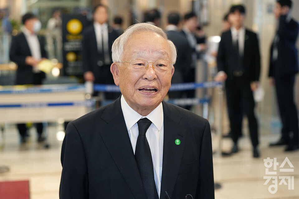 16일 오후 윤석열 대통령의 부친 고 윤기중 연세대 명예교수의 빈소가 마련된 서울 서대문구 신촌세브란스병원 장례식장에 조문객들이 입장하고 있다. 송경식 한국경영자총협회장이 조문 후 인터뷰를 하고 있다. /최대성 기자 dpdaesung@sporbiz.co.kr 2023.08.16.