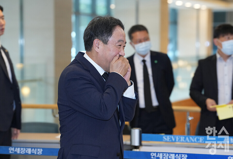 16일 오후 윤석열 대통령의 부친 고 윤기중 연세대 명예교수의 빈소가 마련된 서울 서대문구 신촌세브란스병원 장례식장에 조문객들이 입장하고 있다. 강승규 대통령실 시민사회수석이 이동하고 있다. /최대성 기자 dpdaesung@sporbiz.co.kr 2023.08.16.