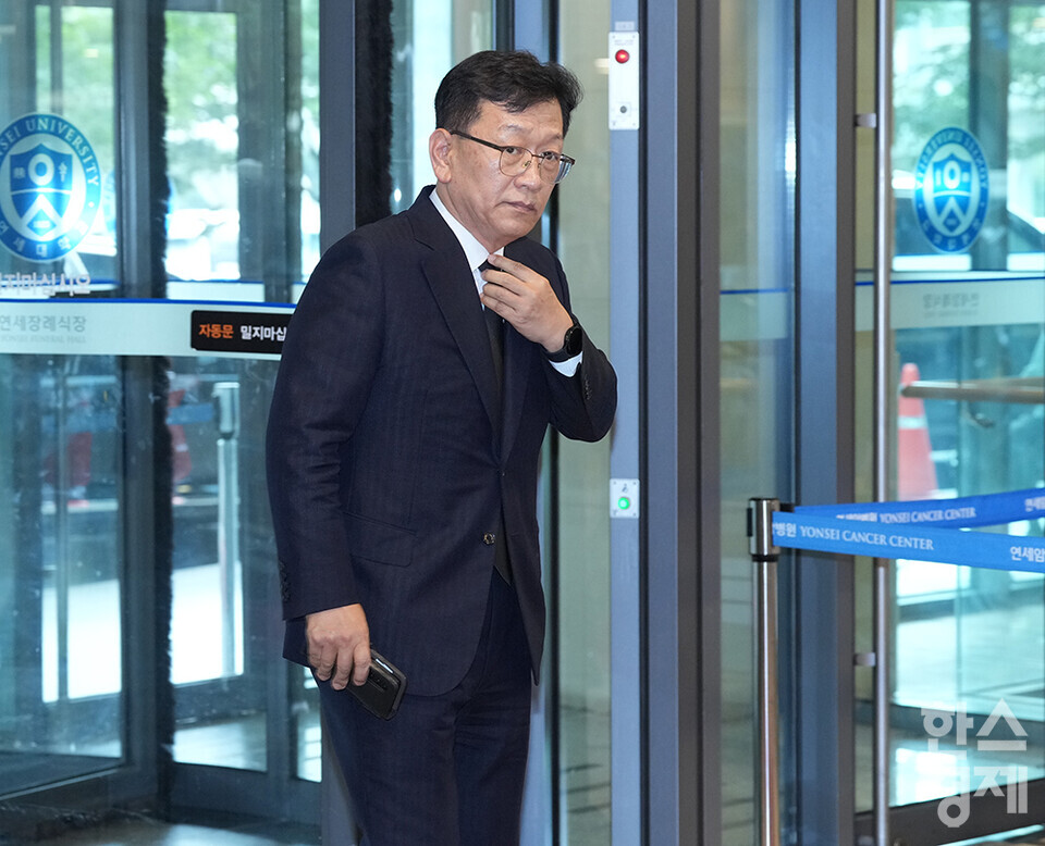 16일 오후 윤석열 대통령의 부친 고 윤기중 연세대 명예교수의 빈소가 마련된 서울 서대문구 신촌세브란스병원 장례식장에 조문객들이 입장하고 있다. 석동현 변호사가 이동하고 있다. /최대성 기자 dpdaesung@sporbiz.co.kr 2023.08.16.