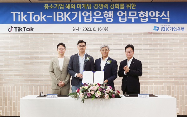 IBK기업은행이 글로벌 숏폼 동영상 플랫폼 틱톡(TikTok)과 서울 중구 을지로 기업은행 본점에서 ‘중소기업 해외 마케팅 경쟁력 강화를 위한 업무협약’을 체결했다고 17일 밝혔다. /IBK기업은행 제공