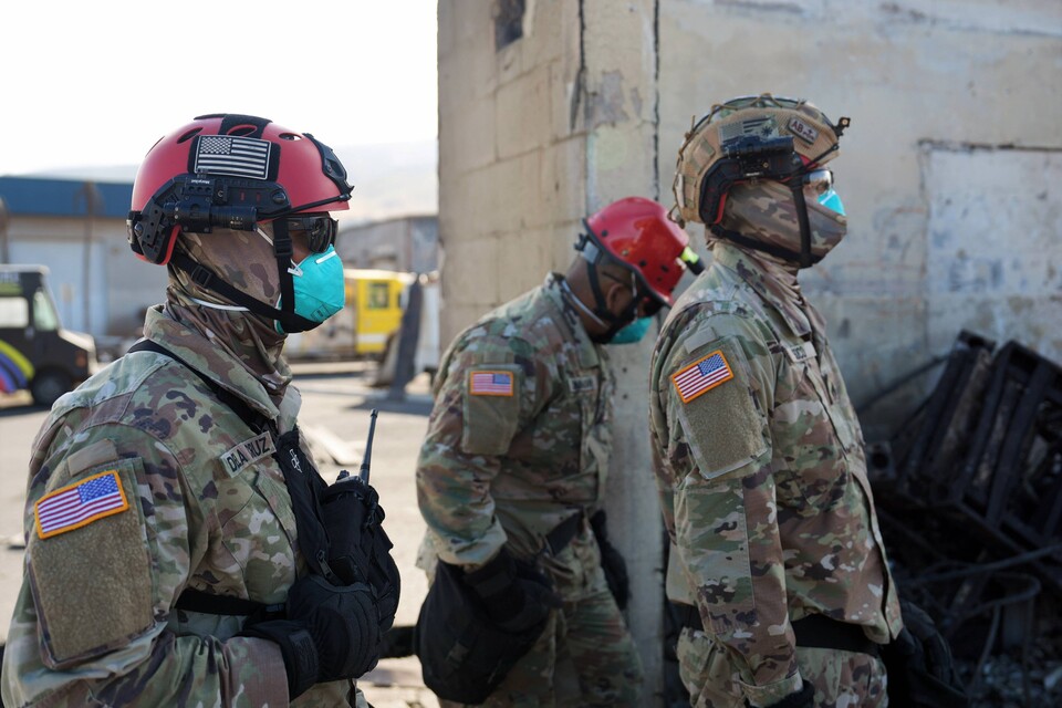 16일(현지시간) 미국 하와이 마우이섬 라하이나에서 지역 소방서를 지원하기 위해 동원된 주방위군의 모습. / 연합뉴스  