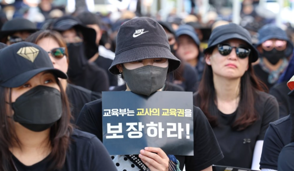 공교육정상화교육주체연대 관계자들이 지난 8일 오후 세종시 정부세종청사 교육부앞에서 공교육 정상화 촉구 집회를 열고 있다. / 연합뉴스