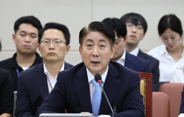 이동관 방송통신위원장 후보자가 18일 국회에서 열린 인사청문회에서 의원 질의에 답하고 있다./ 연합뉴스