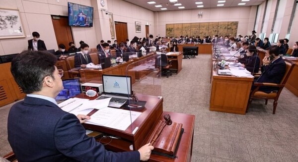 홍익표 국회 문화체육관광위원회 위원장이 지난해 10월 24일 서울 여의도 국회 문체위 회의실에서 열린 종합 국정감사에서 의사봉을 두드리고 있다. /국회사진기자단 제공