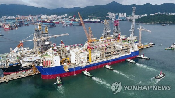 경남 거제시 대우조선해양 옥포조선소에서 대우조선해양이 건조한 익시스FPSO가 호주 익시스 유전으로 출항 위해 준비하는 모습/연합뉴스 제공