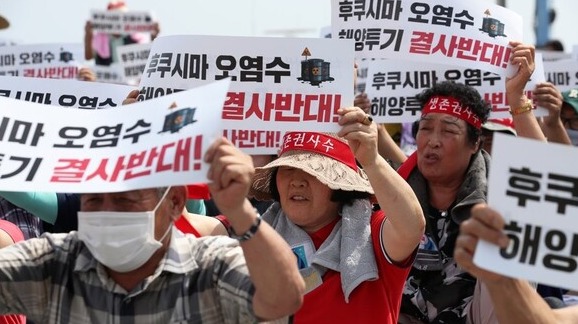 전국어민회 총연맹 소속 보성군 어민연합회가 지난달 26일 전남 보성군 회천면 수협위판장 앞에서 후쿠시마원전 오염수 해양 투기 반대 시위를 하고 있다. /연합뉴스