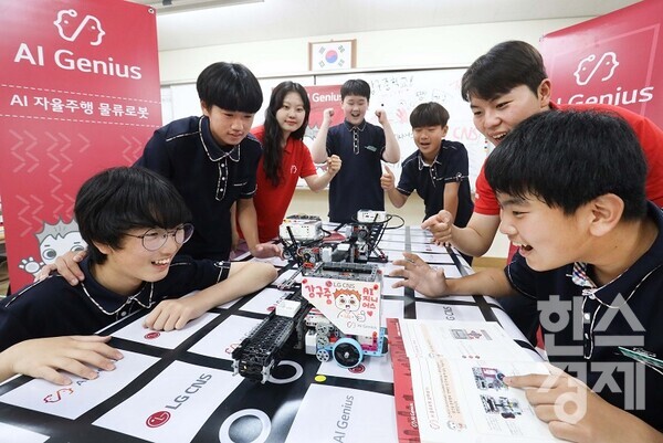 경북 영덕의 강구중학교 학생들이 LG CNS의 AI 지니어스 수업에서 AI 물류로봇을 만들고 있다. / LG CNS