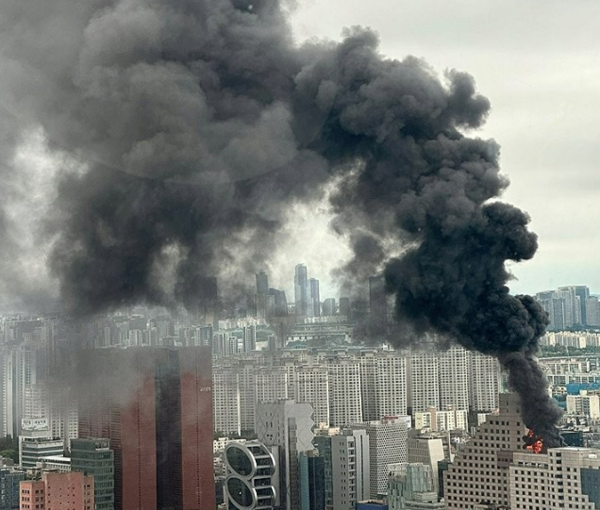 24일 오후 서울 강남구의 한 호텔 옥상에서 화재가 발생해 시커먼 연기가 치솟고 있다. / 연합뉴스 