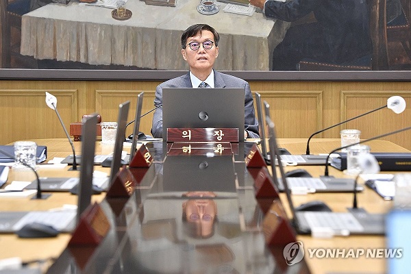 5회 연속 기준금리 동결을 결정한 한국은행 금융통화위원회가 물가안정에 중점을 두고 긴축 기조를 상당기간 지속하면서 추가 인상 필요성을 판단할 것이라고 밝혔다. /연합뉴스 