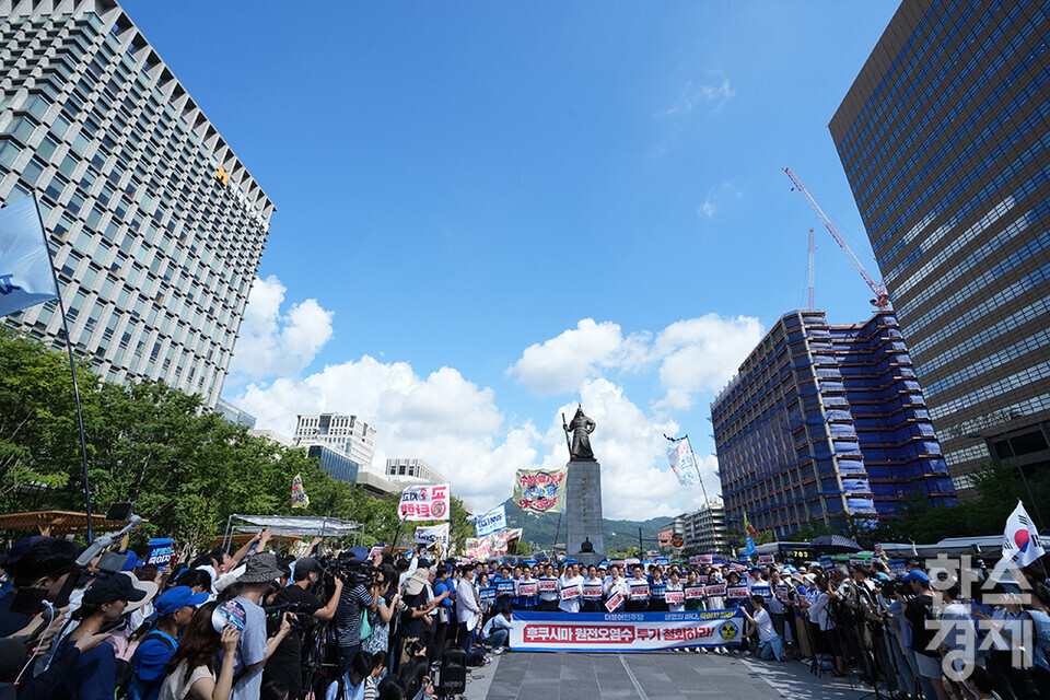 이재명 더불어민주당 대표를 비롯한 지도부 등이 25일 서울 광화문광장에서 열린 '후쿠시마 원전오염수 투기 중단 국민행진'에 참석하고 있다. 이날 참가자들은 광화문광장서 용산 대통령실 앞까지 행진했다. /최대성 기자 dpdaesung@sporbiz.co.kr 2023.08.25.