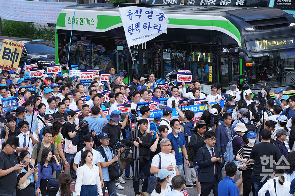 이재명 더불어민주당 대표를 비롯한 지도부 등이 25일 서울 광화문광장에서 열린 '후쿠시마 원전오염수 투기 중단 국민행진'에 참석하고 있다. 이날 참가자들은 광화문광장서 용산 대통령실 앞까지 행진했다. /최대성 기자 dpdaesung@sporbiz.co.kr 2023.08.25.