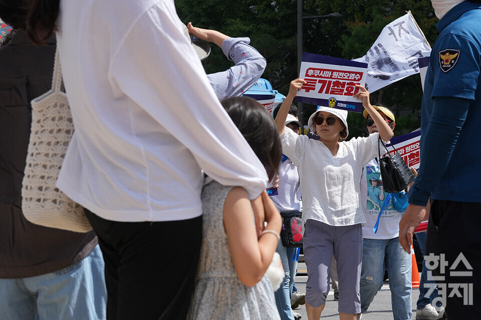 이재명 더불어민주당 대표를 비롯한 지도부 등이 25일 서울 광화문광장에서 열린 '후쿠시마 원전오염수 투기 중단 국민행진'에 참석하고 있다. 이날 참가자들은 광화문광장서 용산 대통령실 앞까지 행진했다. /최대성 기자 dpdaesung@sporbiz.co.kr 2023.08.25.