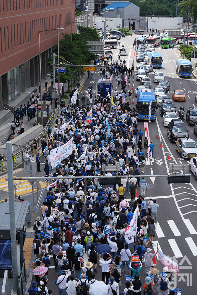 이재명 더불어민주당 대표를 비롯한 지도부 등이 25일 서울 광화문광장에서 열린 '후쿠시마 원전오염수 투기 중단 국민행진'에 참석하고 있다. 이날 참가자들은 광화문광장서 용산 대통령실 앞까지 행진했다. /최대성 기자 dpdaesung@sporbiz.co.kr 2023.08.25.
