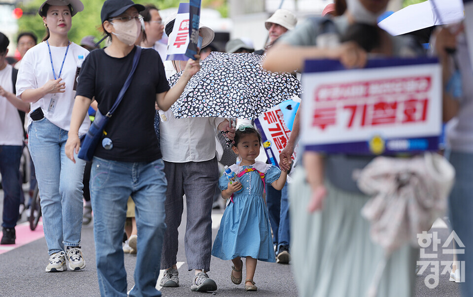 이재명 더불어민주당 대표를 비롯한 지도부 등이 25일 서울 광화문광장에서 열린 '후쿠시마 원전오염수 투기 중단 국민행진'에 참석하고 있다. 이날 참가자들은 광화문광장서 용산 대통령실 앞까지 행진했다. /최대성 기자 dpdaesung@sporbiz.co.kr 2023.08.25.