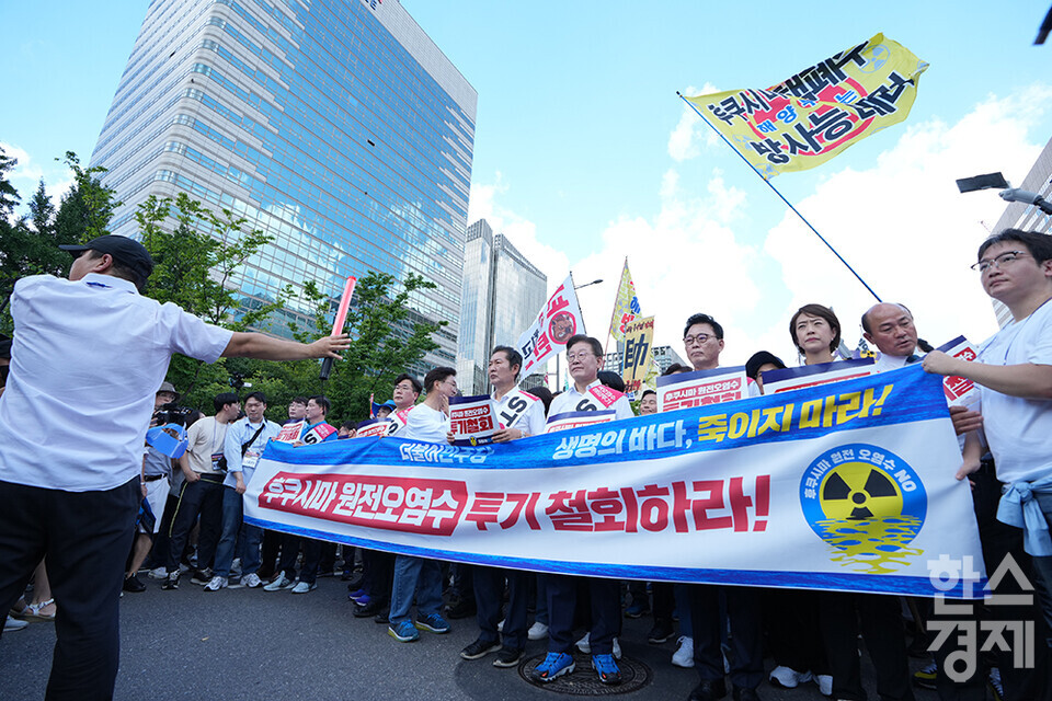이재명 더불어민주당 대표를 비롯한 지도부 등이 25일 서울 광화문광장에서 열린 '후쿠시마 원전오염수 투기 중단 국민행진'에 참석하고 있다. 이날 참가자들은 광화문광장서 용산 대통령실 앞까지 행진했다. /최대성 기자 dpdaesung@sporbiz.co.kr 2023.08.25.