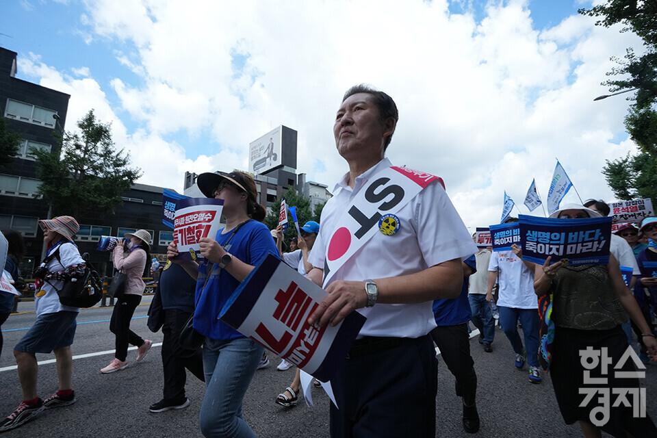 이재명 더불어민주당 대표를 비롯한 지도부 등이 25일 서울 광화문광장에서 열린 '후쿠시마 원전오염수 투기 중단 국민행진'에 참석하고 있다. 정청래 최고위원이 참가자들과 함께 행진하고 있다.  /최대성 기자 dpdaesung@sporbiz.co.kr 2023.08.25.