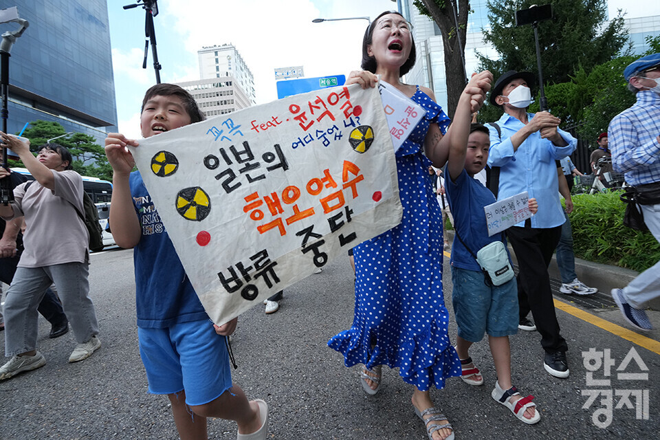 25일 서울 광화문광장에서 열린 '후쿠시마 원전오염수 투기 중단 국민행진'에 당원들이 피켓을 들고 지지를 보내고 있다. 한 엄마가 두 아이와 함께 행진에 참여하고 있다. /최대성 기자 dpdaesung@sporbiz.co.kr 2023.08.25.