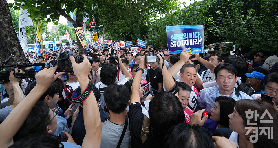 이재명 더불어민주당 대표를 비롯한 지도부 등이 25일 서울 광화문광장에서 열린 '후쿠시마 원전오염수 투기 중단 국민행진'에 참석하고 있다. 이날 참가자들은 광화문광장서 용산 대통령실 앞까지 행진했다. /최대성 기자 dpdaesung@sporbiz.co.kr 2023.08.25.