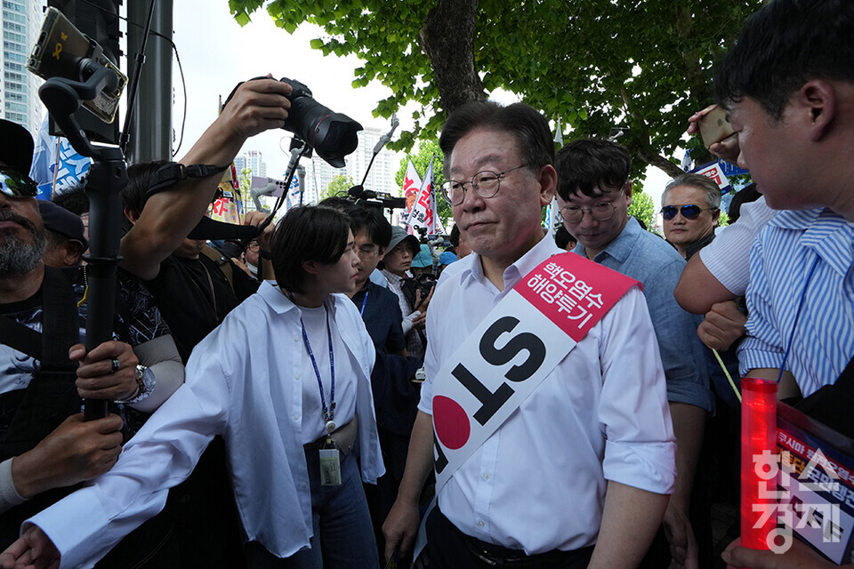 이재명 더불어민주당 대표를 비롯한 지도부 등이 25일 서울 광화문광장에서 열린 '후쿠시마 원전오염수 투기 중단 국민행진'에 참석하고 있다. 이날 참가자들은 광화문광장서 용산 대통령실 앞까지 행진했다. /최대성 기자 dpdaesung@sporbiz.co.kr 2023.08.25.
