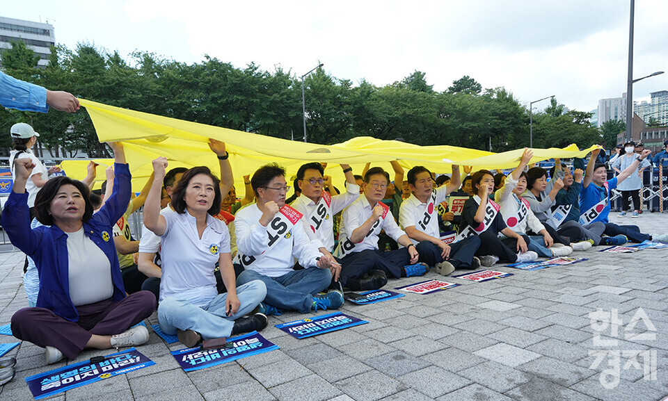 이재명 더불어민주당 대표를 비롯한 지도부 등이 25일 서울 광화문광장에서 열린 '후쿠시마 원전오염수 투기 중단 국민행진'에 참석하고 있다. 용산 대통령실 앞까지 행진을 완료한 민주당이 '후쿠시마 오염수 방류 반대 퍼포먼스'를 하고 있다. /최대성 기자 dpdaesung@sporbiz.co.kr 2023.08.25.
