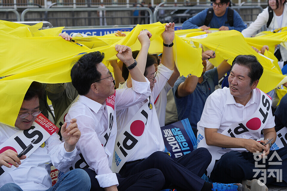 이재명 더불어민주당 대표를 비롯한 지도부 등이 25일 서울 광화문광장에서 열린 '후쿠시마 원전오염수 투기 중단 국민행진'에 참석하고 있다. 용산 대통령실 앞까지 행진을 완료한 민주당이 '후쿠시마 오염수 방류 반대 퍼포먼스'를 하고 있다. /최대성 기자 dpdaesung@sporbiz.co.kr 2023.08.25.