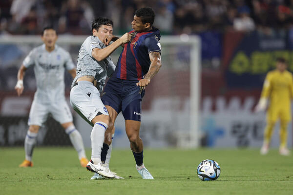 수원FC 공격수 히카르두 로페스가 퇴장당했다. /한국프로축구연맹 제공