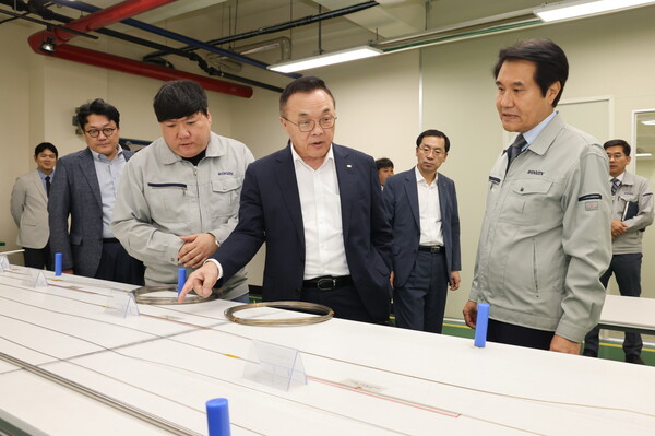 황주호 한수원 사장이 협력업체 방문하여 현장을 둘러보고 있다.(사진=한국수력원자력)