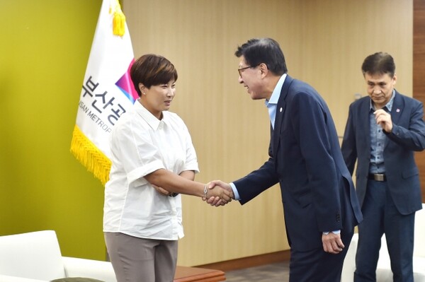박형준 부산시장과 박세리 바즈인터내셔널 공동대표(왼쪽)가 '박세리 월드매치' 성공 개최를 위해 협력을 다짐했다. /부산시 제공