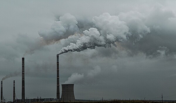 ‘탄소중립 골든크로스 정책보고서’는 “배출권 추가할당을 위한 신·증설 기준을 개선해야 한다”고 제안했다. / 픽사베이 제공
