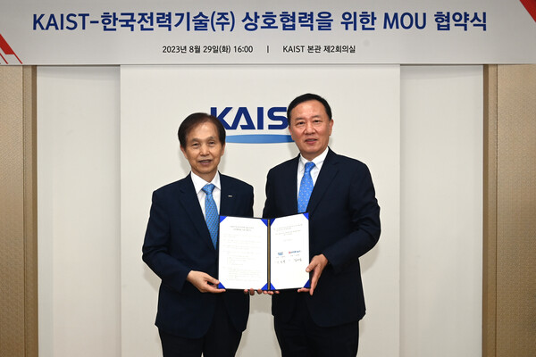 지난 29일, KAIST 본관에서 열린 협약식에서 한국전력기술 김성암 사장(사진 오른쪽)과 KAIST 이광형 총장(사진 왼쪽)이 상호협력을 위한 MOU를 체결했다.(사진=한국전력기술)