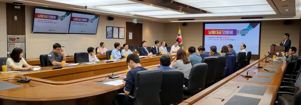 남부발전 및 협력사 관계자가 납품대금 연동제에 대해 질의응답을 하고 있다.(사진=남부발전)