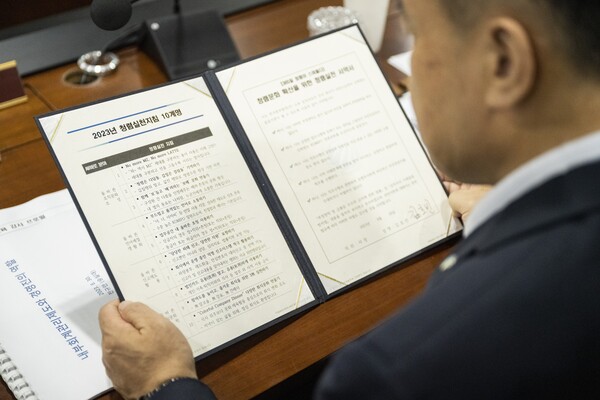 김호빈 사장이 청렴실천지침 10계명을 숙지하고 있다.(사진=한국중부발전)