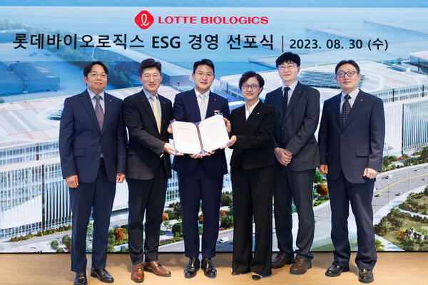 롯데바이오로직스 ESG 경영선포식. /왼쪽부터 강주언 전략기획부문장, 유형덕 사업운영부문장, 이원직 대표이사, 김경은 Global BD부문장, 조성욱 롯데지주 ESG팀 상무, 하종수 경영지원부문장.