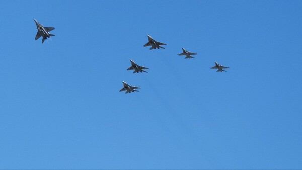 한국항공우주산업(KAI)이 폴란드 공군에 납품한 FA-50GF 1·2호기가 지난 15일 폴란드 국군의 날을 기념해 현지 첫 비행에 성공했다고 16일 밝혔다. 사진은 FA-50GF 1·2호기의 폴란드 현지 첫 비행 모습. /한국항공우주산업