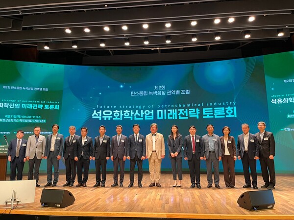 석유화학산업 미래전략 토론회에서 우태희 대한상의 상근부회장(왼쪽 여덟번째)과 김상협 탄소중립녹색성장위원회 위원장(왼쪽 아홉번째)이 주요참석자들과 기념촬영을 하고 있다. / 한스경제