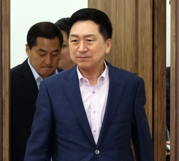 김기현 국민의힘 대표가 10일 오전 국회에서 열린 최고위원회의에 참석하고 있다. /연합뉴스
