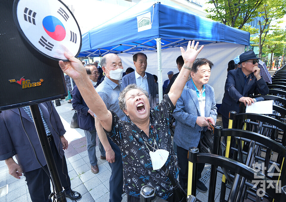 광복회를 수호하는 회원 등이 31일 오후 서울 여의도 광복회관 앞에서 '홍범도 장군 흉상 철거 반대 서명전'을 하고 있다. 서명을 마친 한 회원이 극우단체의 구호제창에 맞서 대한독립만세를 외치고 있다. /최대성 기자 dpdaesung@sporbiz.co.kr 2023.08.31.