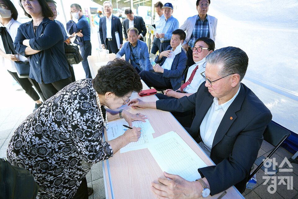 광복회를 수호하는 회원 등이 31일 오후 서울 여의도 광복회관 앞에서 '홍범도 장군 흉상 철거 반대 서명전'을 하고 있다. /최대성 기자 dpdaesung@sporbiz.co.kr 2023.08.31.