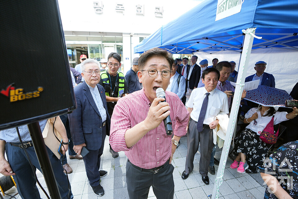 광복회를 수호하는 회원 등이 31일 오후 서울 여의도 광복회관 앞에서 '홍범도 장군 흉상 철거 반대 서명전'을 하고 있다. /최대성 기자 dpdaesung@sporbiz.co.kr 2023.08.31.