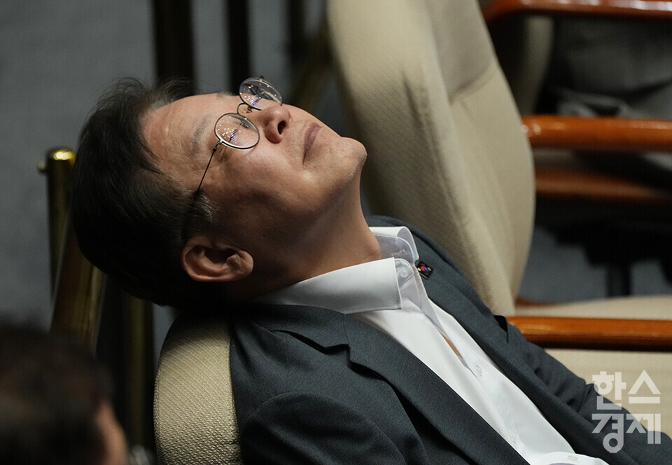 이재명 더불어민주당 대표가 1일 오후 서울 여의도 국회 본청 본회의장에서 열린 410회 정기국회 개회식에 참석하던 중 잠시 눈을 감고 있다.  /최대성 기자 dpdaesung@sporbiz.co.kr 2023.09.01.