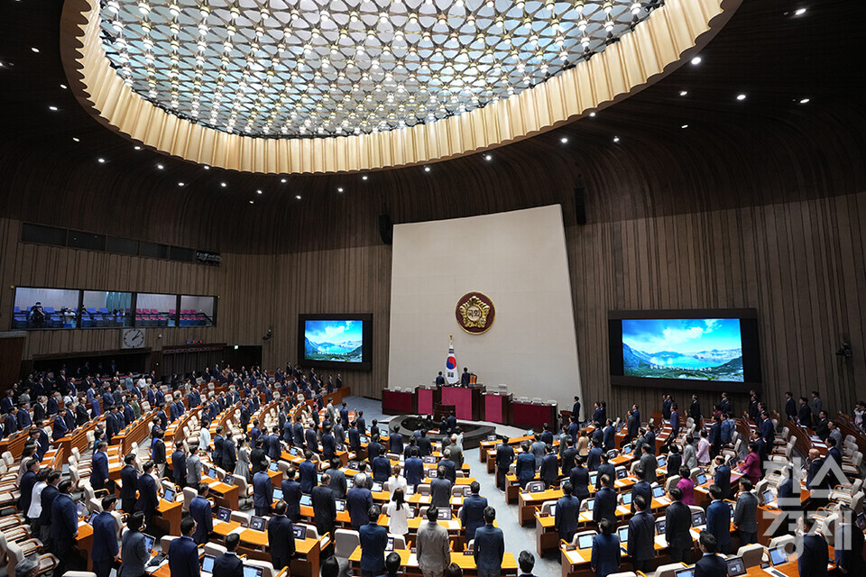1일 오후 서울 여의도 국회 본청 본회의장에서 410회 정기국회 개회식이 진행되고 있다. 참석한 국회의원들이 애국가를 제창하고 있다. 이날 김진표 국회의장은 개회사에서 국회와 정부는 민생문제를 해결하기 위해 비상한 관심을 기울여야 한다고 말했다. /최대성 기자 dpdaesung@sporbiz.co.kr 2023.09.01.