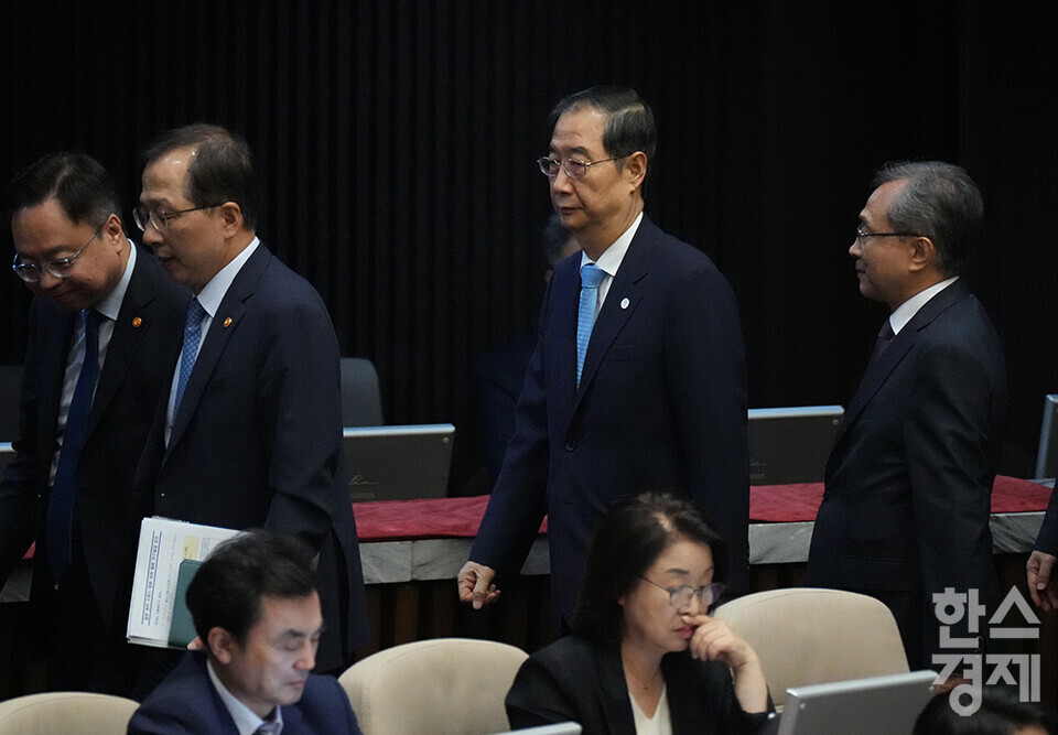 한덕수 국무총리(가운데)가 1일 오후 서울 여의도 국회 본청 본회의장에서 열린 410회 정기국회 개회식서 이동하고 있다.  /최대성 기자 dpdaesung@sporbiz.co.kr 2023.09.01.